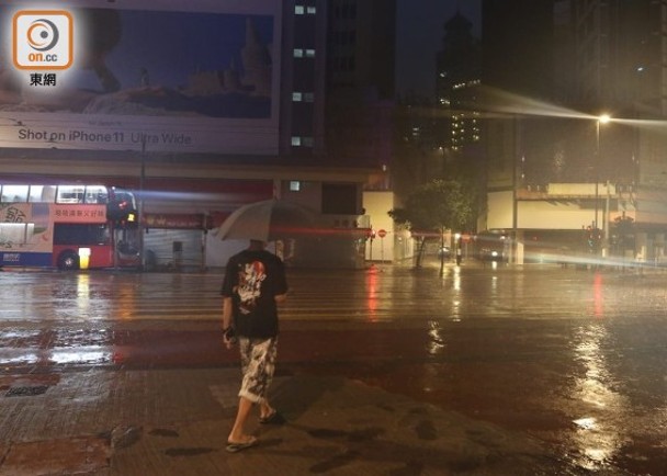 天文台表示驟雨正影響香港東部　未來一兩小時影響本港其他地區