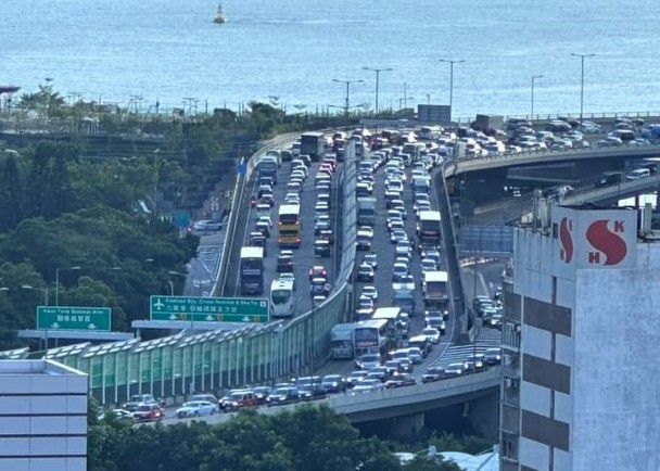 中秋歸家慶團圓　路路不通大塞車　網民：返到去應該食餸尾