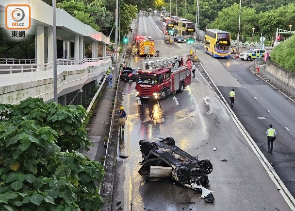 青衣兩車相撞其中一車起火　一司機受傷另一司機蹤杳