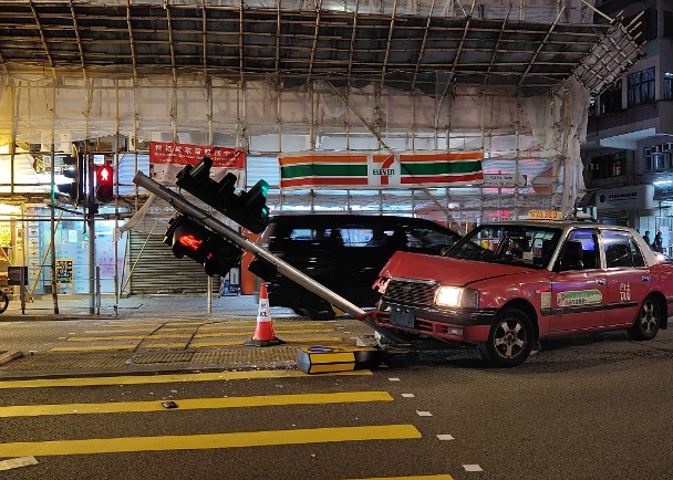 深水埗的士避車剷安全島撞歪交通燈　女乘客擦傷面送院