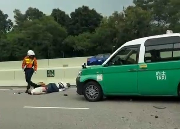 港深西部公路兩的士撞　司機落車理論捱撞　2人重創昏迷