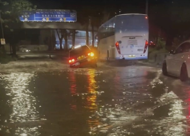 長沙灣爆水管路陷　的士被淹沒墮大窿　的哥乘客及時逃生