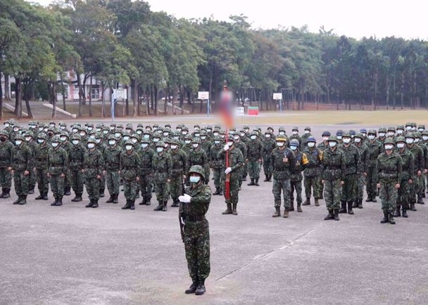 陸軍257旅新兵盛飯情緒失控　餐廳毆傷3人