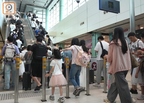 港人趁十一北上享家庭樂　南下客來港行山兼賞煙花