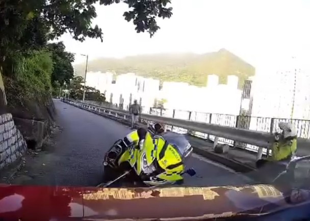 柴灣的士警察電單車迎頭互撼　警員受傷送院