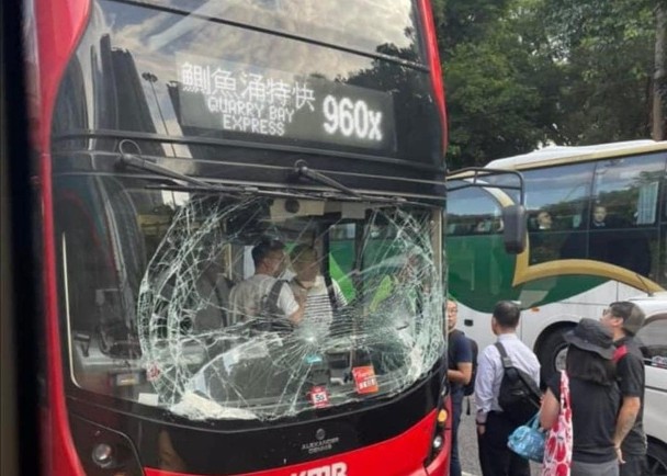 油麻地西隧轉車站外　貨車疑倒後撼爆巴士大銀幕