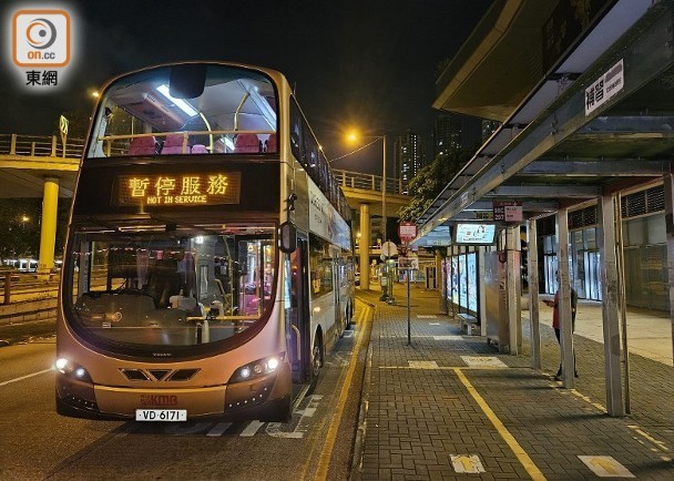 新蒲崗候車乘客遭推出馬路案拘一男　疑不滿事主言行跟蹤犯案