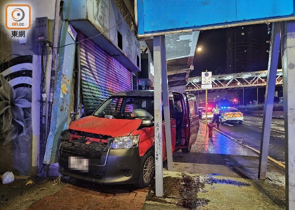 荃灣的士越線撞行家車再撼店舖鐵閘　1的哥受傷