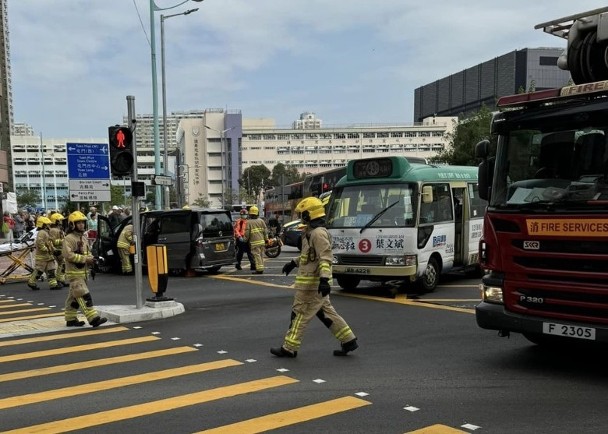 屯門小巴七人車互撼釀3傷　七人車司機據報一度被困