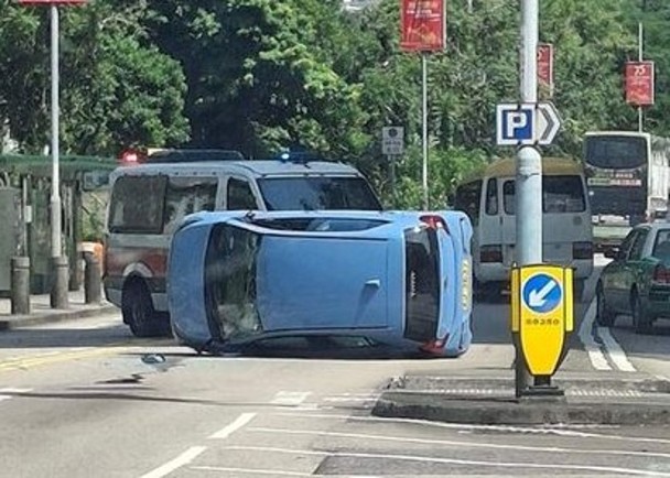 西貢公路私家車自炒翻側　司機擦傷手腳送院