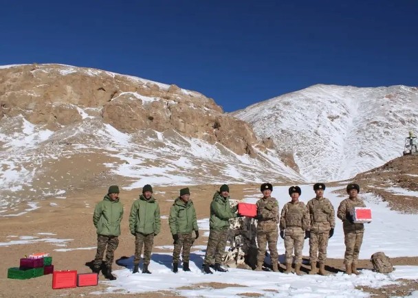 中印邊境士兵互贈糖果　慶祝印度排燈節