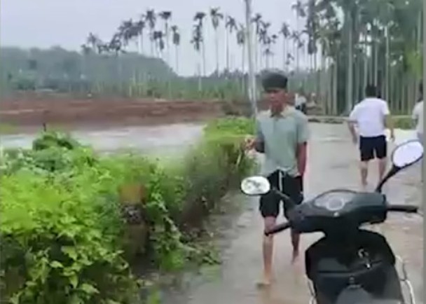 持續暴雨水漫路面　父女跌落河遭沖走釀1死