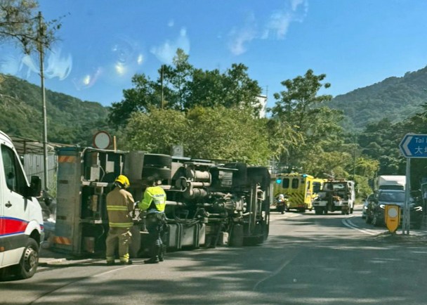 錦田公路貨車失控翻側　司機自行爬出拒送院