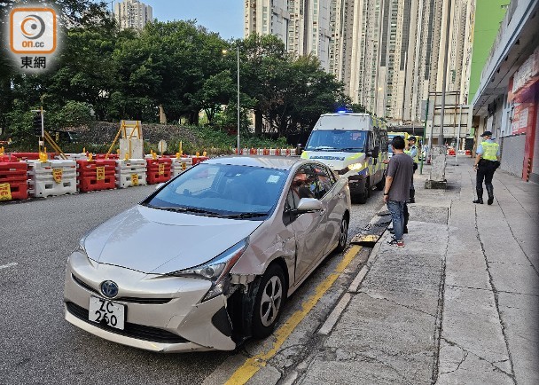 荃灣私家車與輕型貨車相撞　車毀人無恙