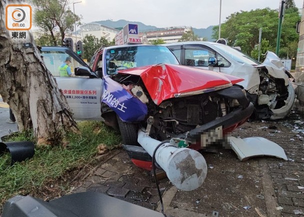 窩打老道兩車互撼剷上行人路　掃跌交通燈撞屋苑圍牆