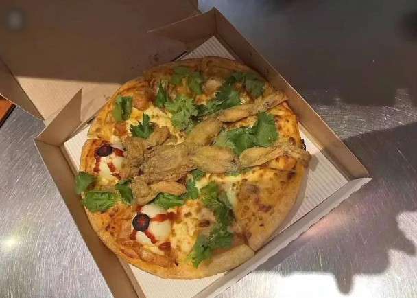 內地薄餅店推牛蛙Pizza　配搭「血紅眼球」造型惹議