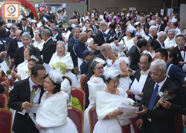 75對長者在黃大仙祠「補影」婚紗照　感受中西婚嫁文化