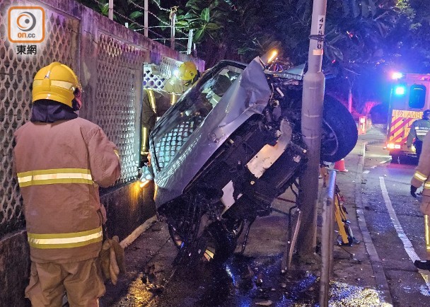 薄扶林私家車撞牆傾側懸空　九旬司機腰傷被困