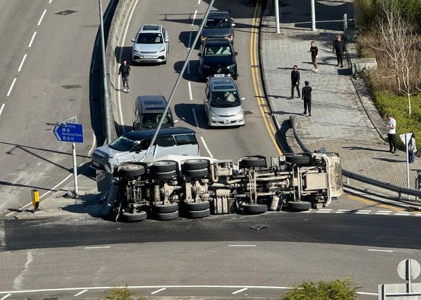 西貢公路田螺車翻側　來回方向交通受阻