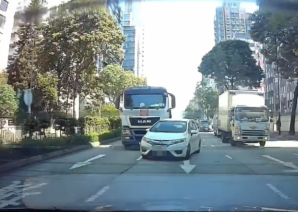 車Cam直擊：九龍城運油車切線撼撞　私家車打白鴿轉揳空隙被困