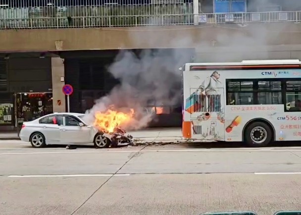 慕拉士大馬路駕車追尾撞巴士　五旬女司機無呼吸心跳送院