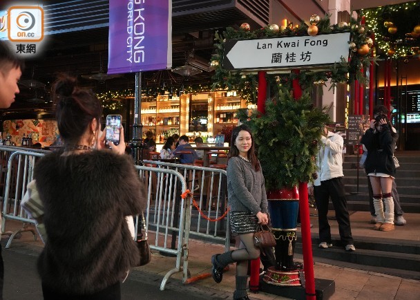 蘭桂坊人流暫一般　旅客讚聖誕氣氛濃厚　扒房料僅3成生意額