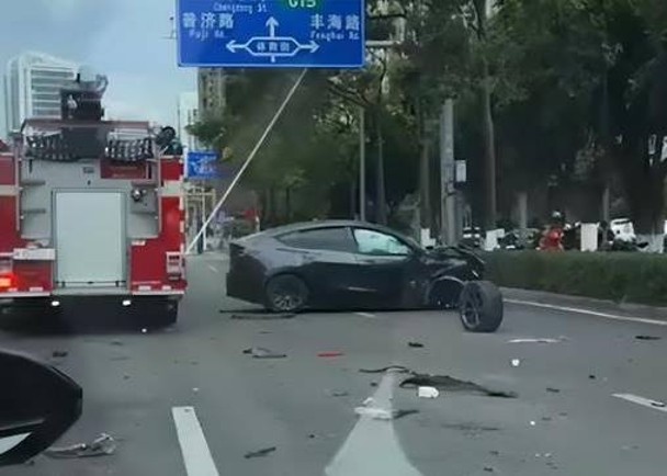 泉州Tesla撼私家車　撞塌樹傳壓死1人