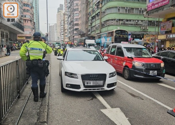 旺角私家車遇查衝燈狂飆　司機棄車逃遁　遺大量太空油