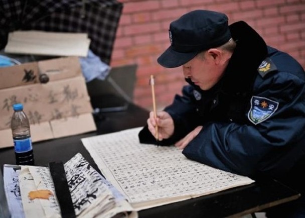 大學保安重拾書法愛好　崗亭練字成校園一景