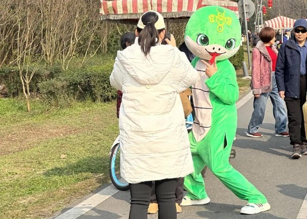 公園遇人偶主動求合照　遊客遭收費始知非免費活動