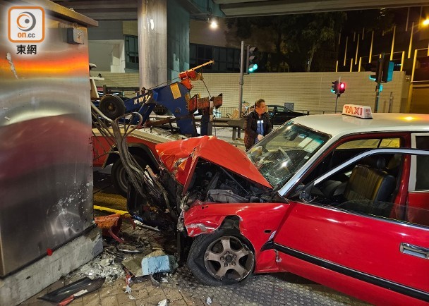 油麻地的士被尾隨車輛響咹　的哥慌失失剷行人路掃欄撼電箱