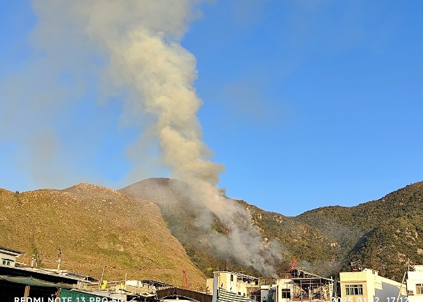 大澳山火現100米火線　直升機投水彈撲救