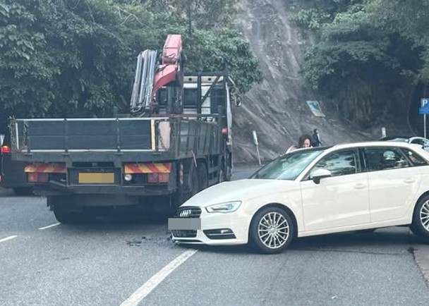 香港仔私家車撼貨車車頭冒煙　司機受傷送院