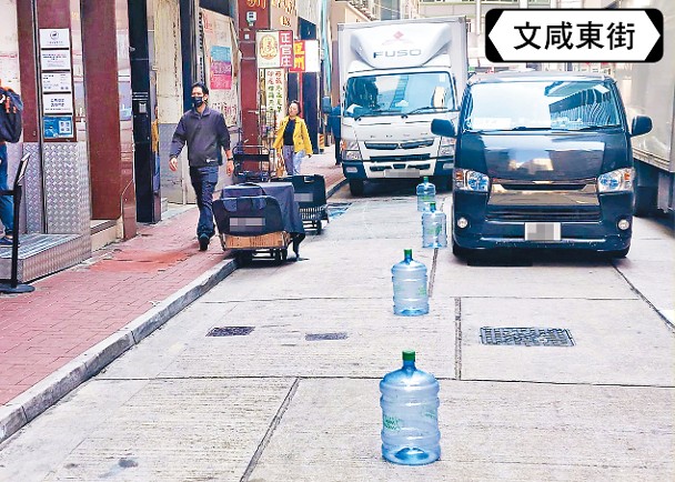 蒸餾水樽「佔」先機　行人路淪分貨基地