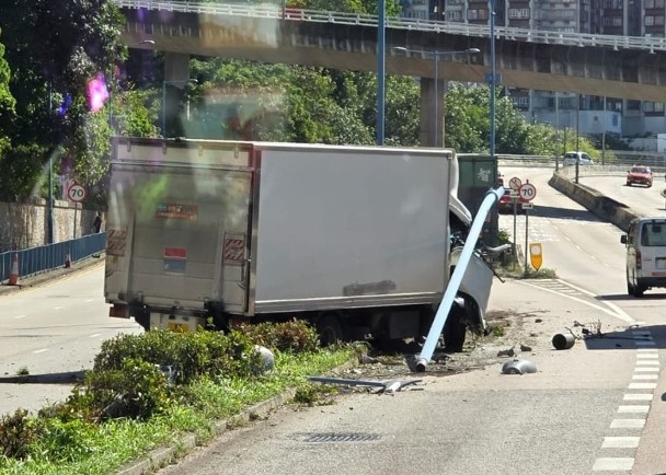 觀塘道貨車自炒剷花槽撞燈柱　司機乘客俱傷送院