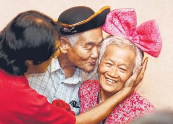 新加坡華人 40對老夫婦齊宣誓愛老伴一生 即時新聞 生活 On Cc東網