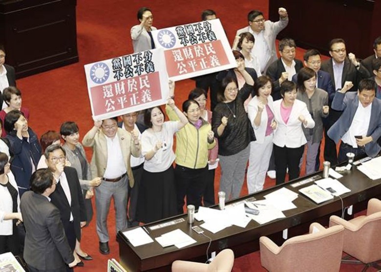 台黨職併公職爭議落幕 連戰等人被追退休金｜即時新聞｜台灣｜on Cc東網