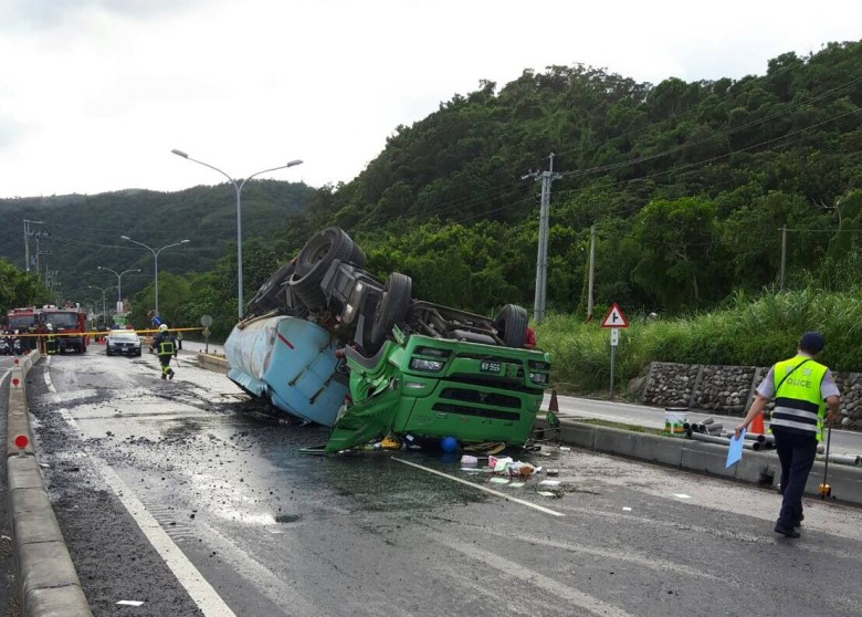 宜蘭化學槽車翻側 柴油氯化鈣傾瀉路面｜即時新聞｜台灣｜on.cc東網