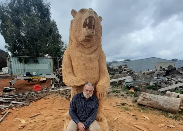 男子電鋸雕刻20年　用百年紅杉製乘涼椅